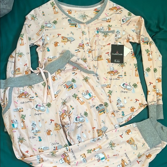 Cuddl Duds Other - Cuddl Duds Teens Pajama Set - Cream with Gray Trim